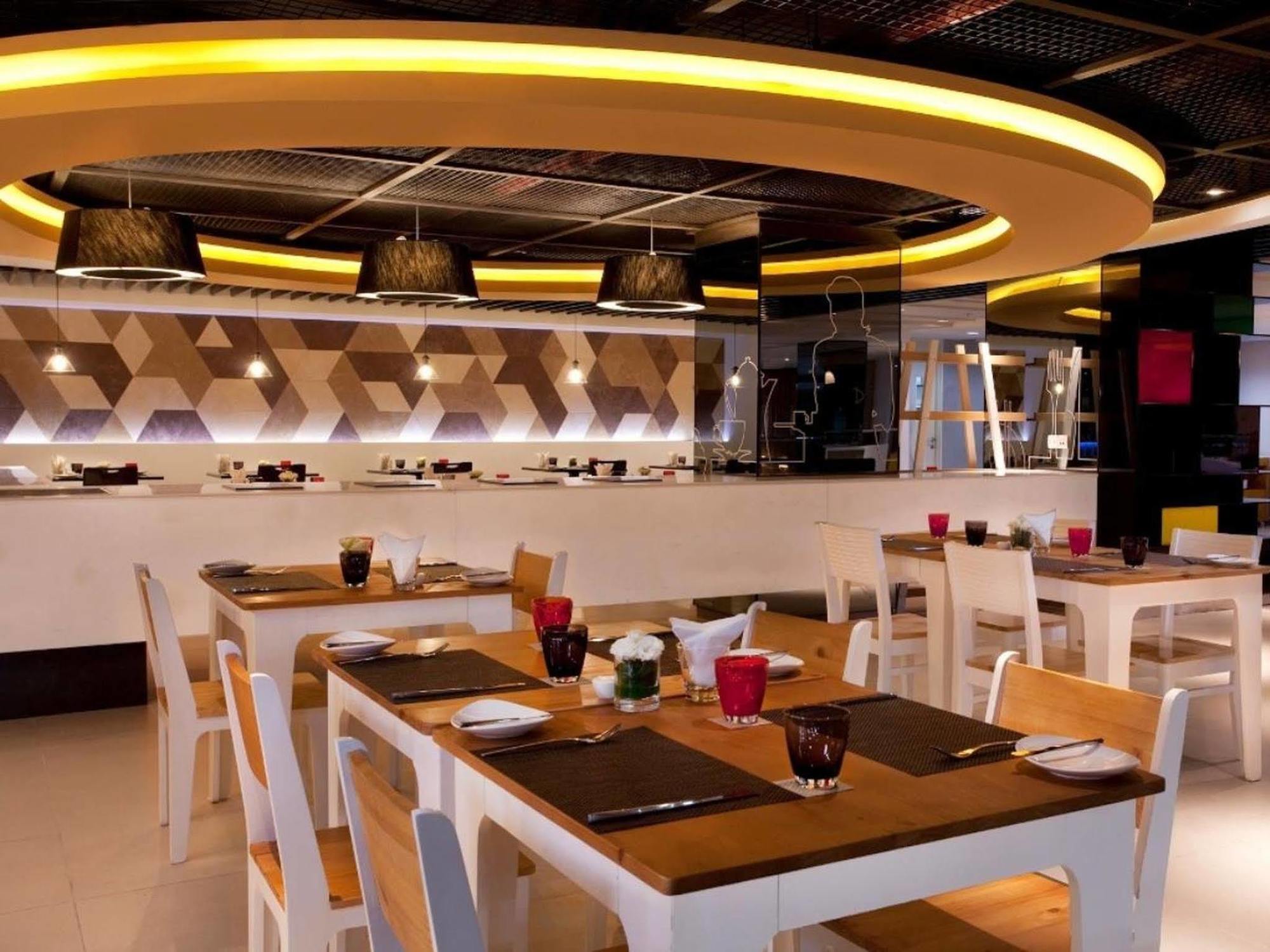 Novotel Living Saigon South Ho Chi Minh-staden Exteriör bild